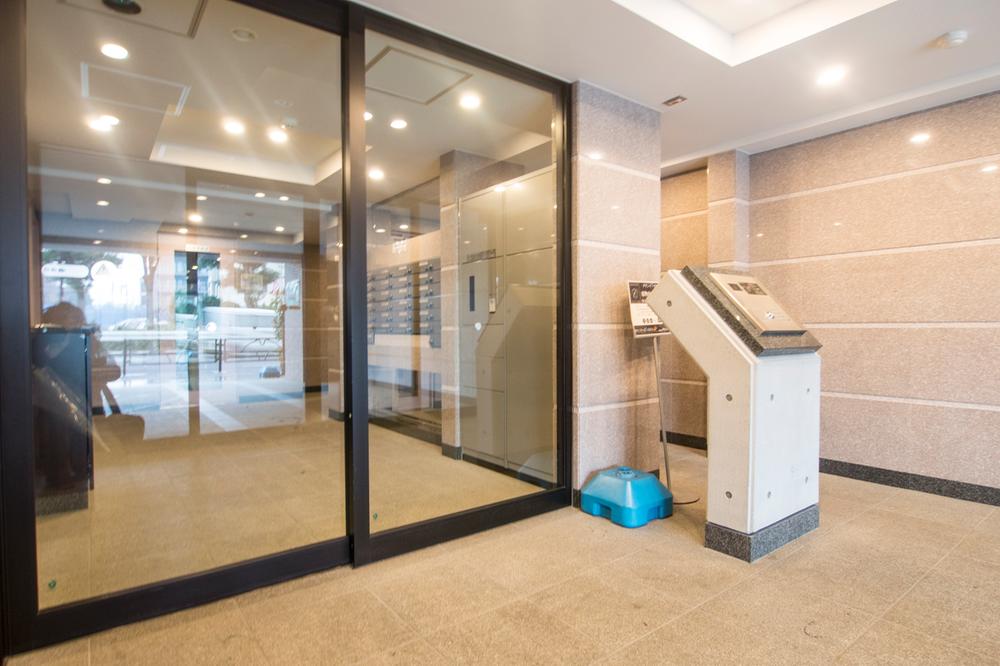 Entrance. Common areas