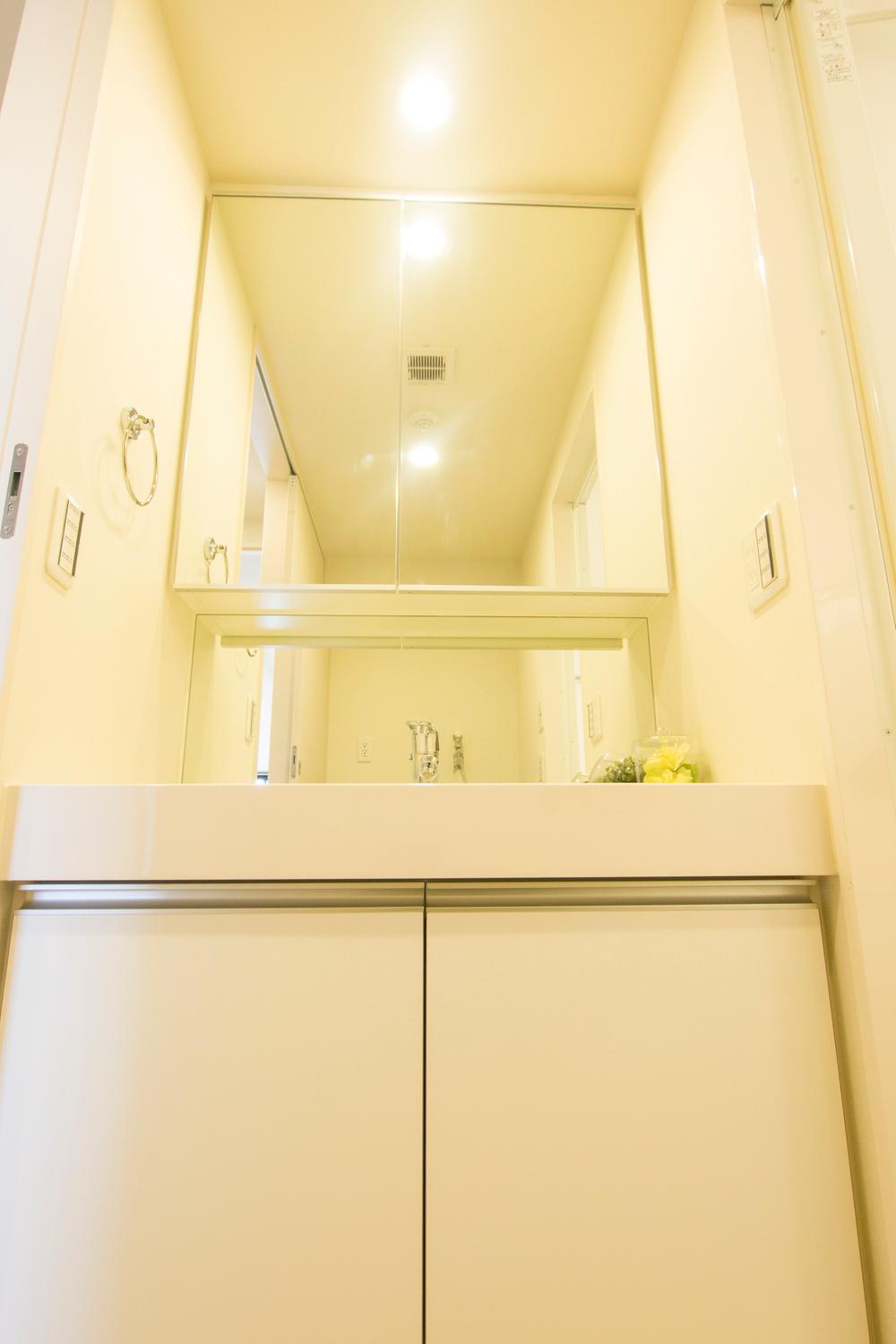 Wash basin, toilet. Indoor (12 May 2013) Shooting