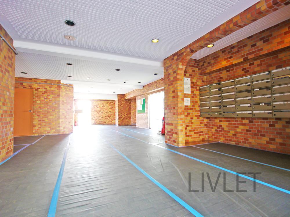 Entrance. Common areas