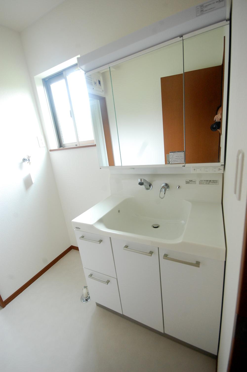 Wash basin, toilet. Same specifications