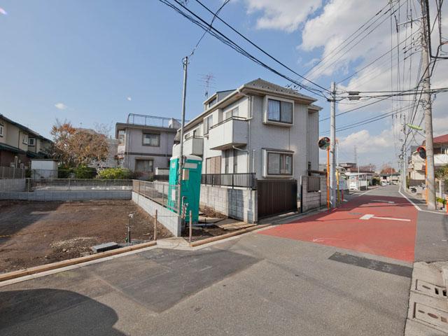 Local photos, including front road. Front road is also widely, Worry those who have small children because the car as little, And garage can also be a breeze. 