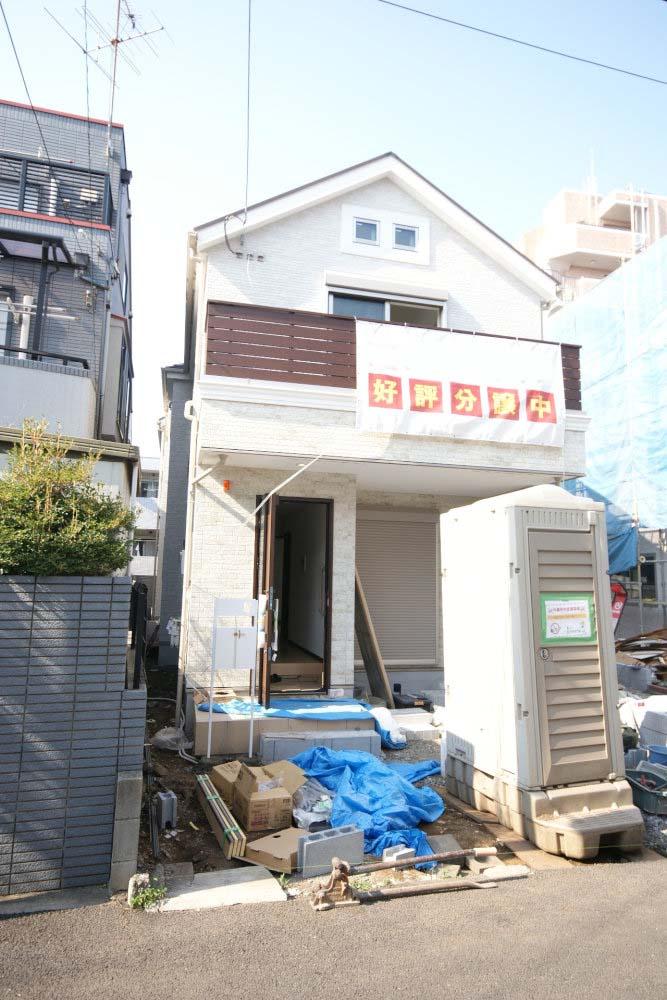 Local appearance photo. Keio Line "Sakurajosui" Station 3-minute walk, It is newly built single-family of all four buildings. Sakurajosui 5-chome reputation is of residential areas is also a beautiful and Keio Line railroad compartment.