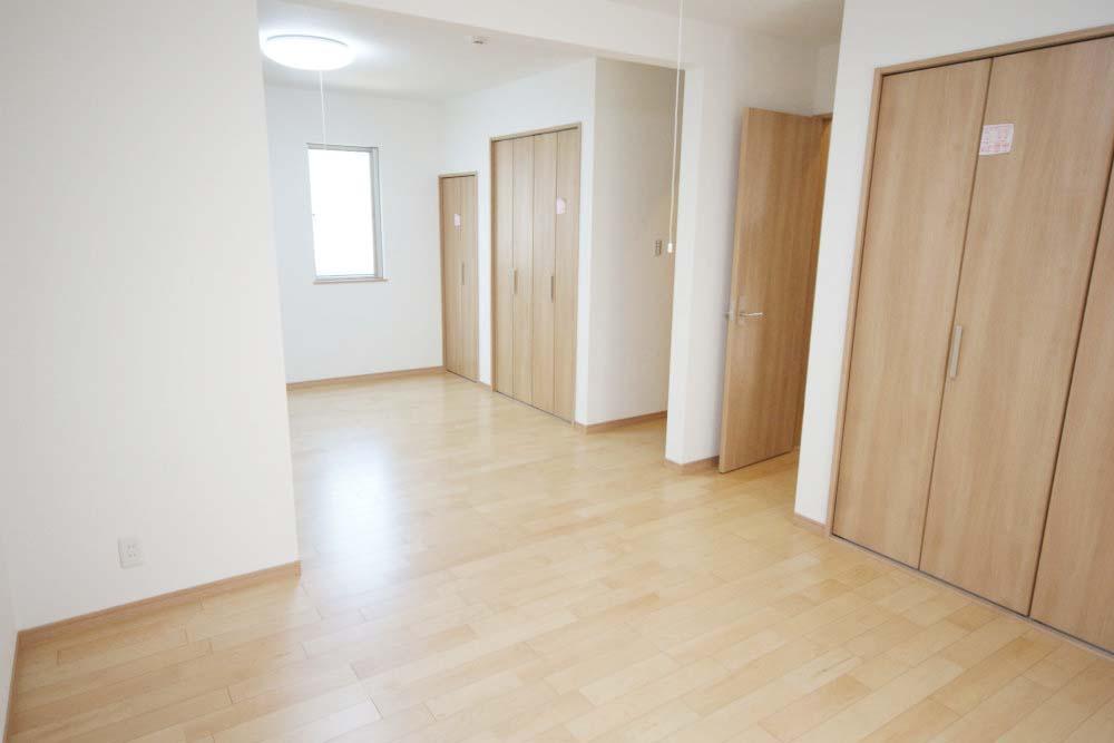 Non-living room. This has also become the living room that can be used by connecting the two rooms