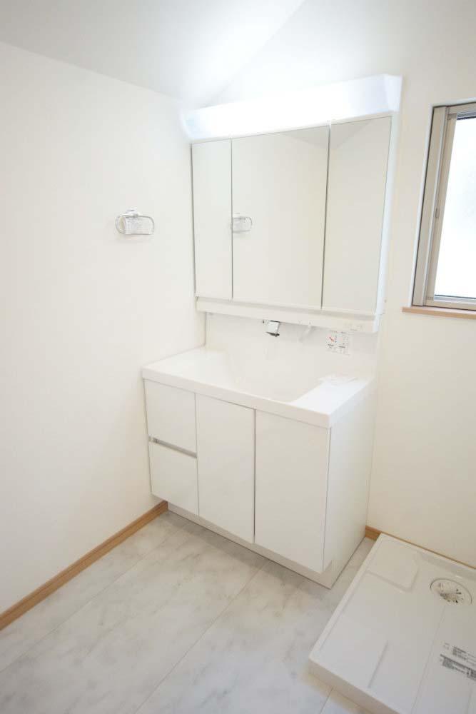 Wash basin, toilet. Shampoo is a vanity with a dresser