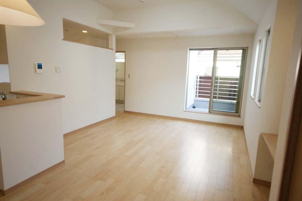 Living. With floor heating in the kitchen