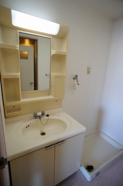 Washroom. Convenient independent wash basin equipped on the morning of the busy time zone