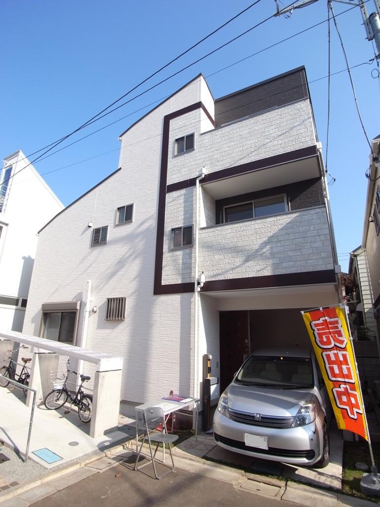 Local appearance photo. Local (11 May 2013) Shooting