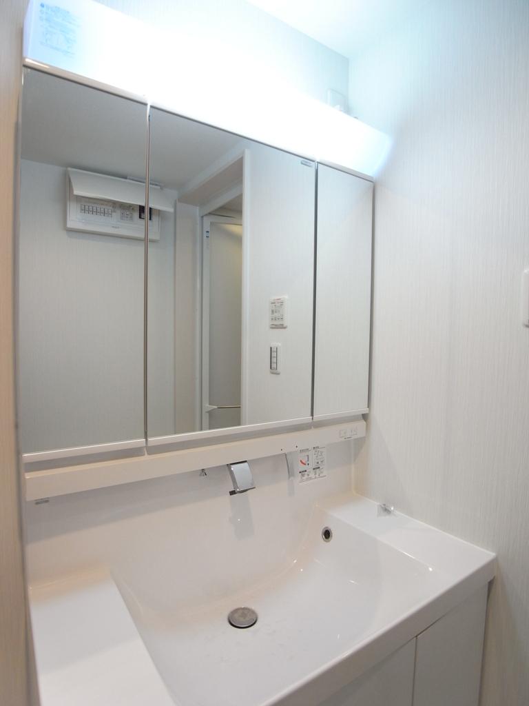 Wash basin, toilet. Indoor (11 May 2013) Shooting