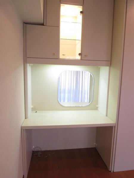 Wash basin, toilet. It is powder space