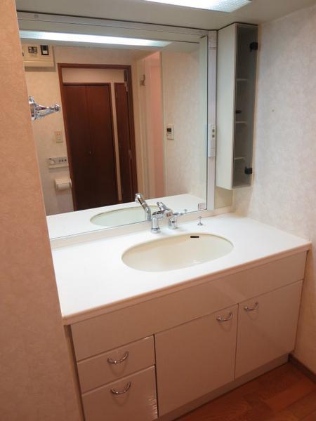 Wash basin, toilet. It is the washstand