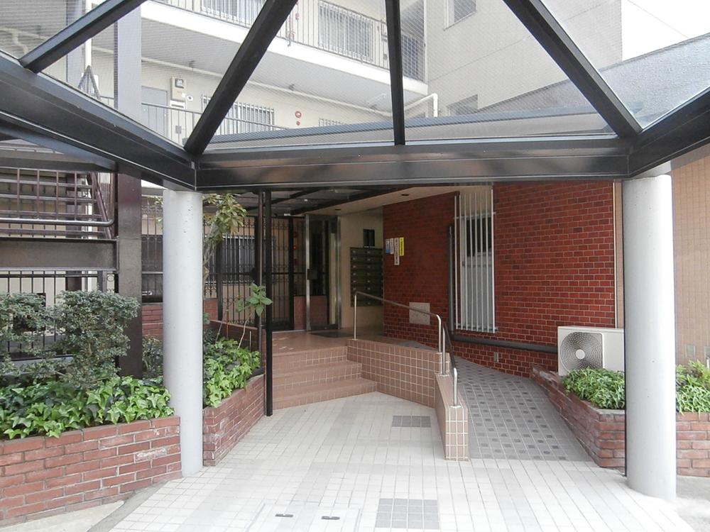 Entrance. Common areas