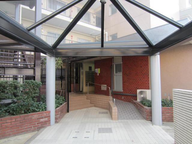 Entrance. Common areas