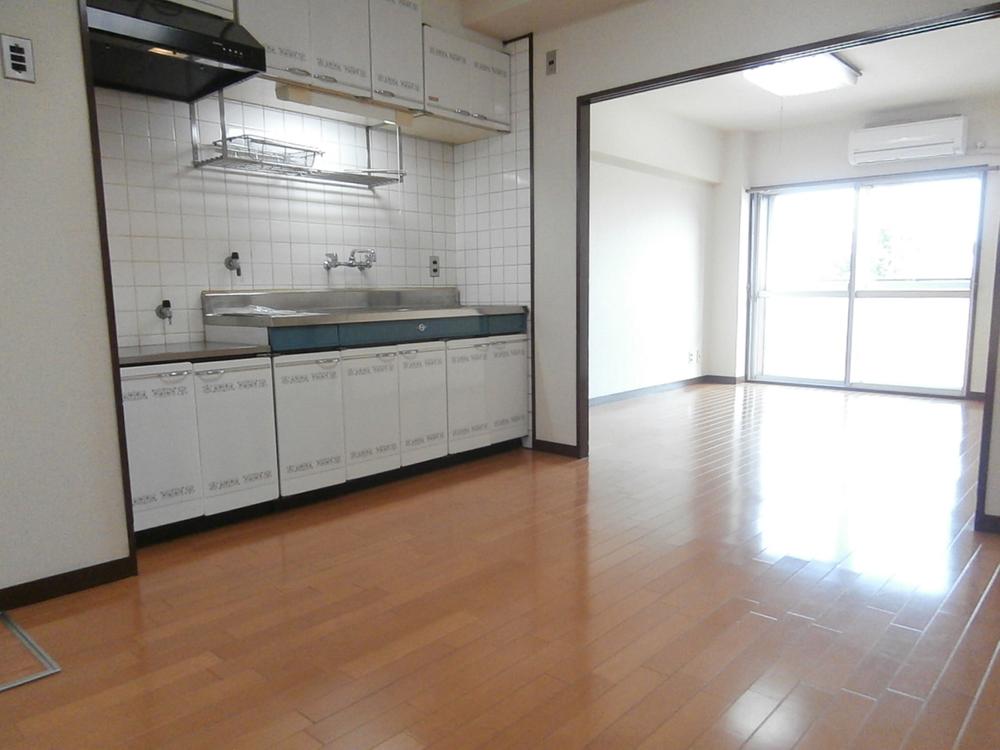 Kitchen. Indoor (10 May 2013) Shooting