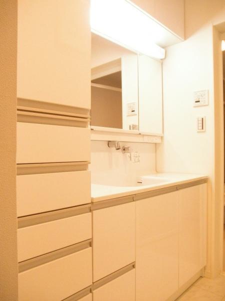 Wash basin, toilet. Wash basin