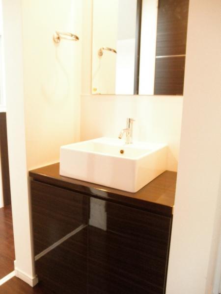 Wash basin, toilet. Wash basin