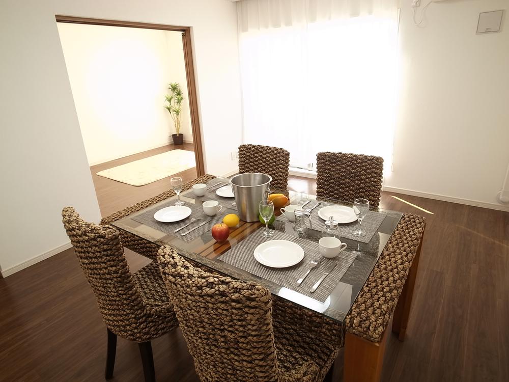 Living. Bright living-dining facing the balcony (furniture ・ Accessories with sales)