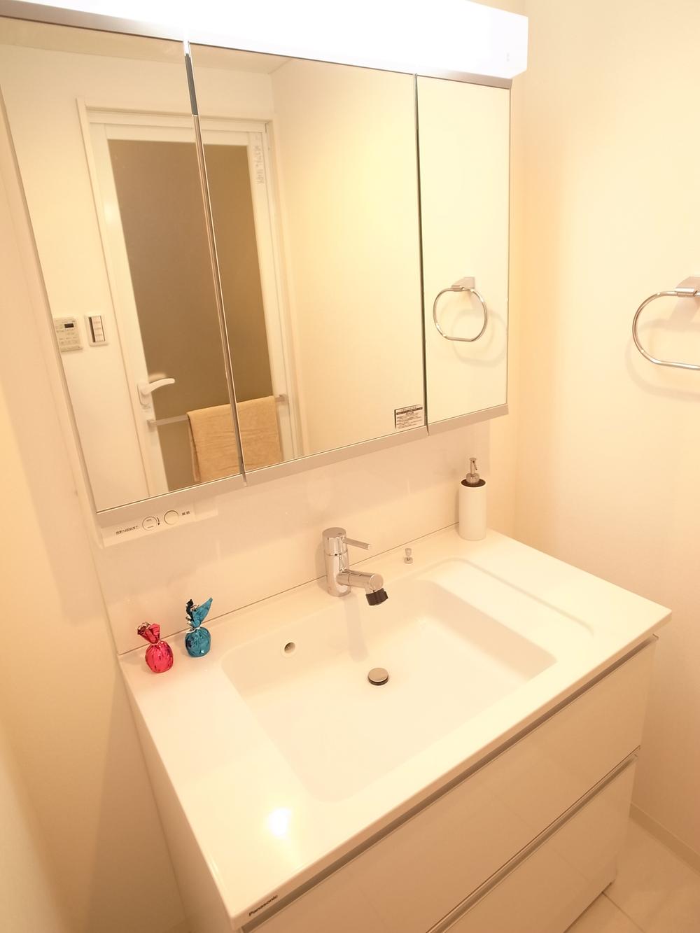 Wash basin, toilet. Panasonic (housed three-sided mirror, Bowl-integrated counter, Hand Shower Faucets, Slide storage)