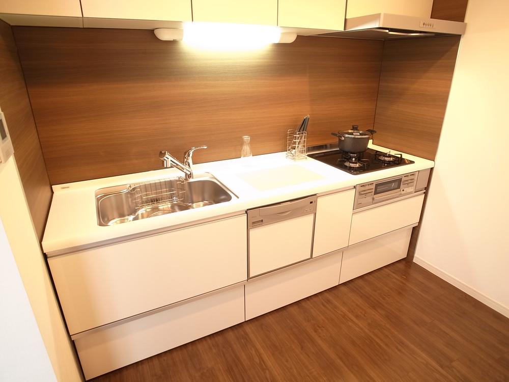 Kitchen. Cleanup made (dishwasher, All-in-one water purification plug, Slide storage, Glass top stove)