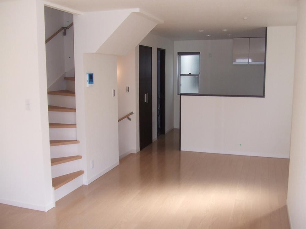 Same specifications photos (living). Seller construction cases _ living