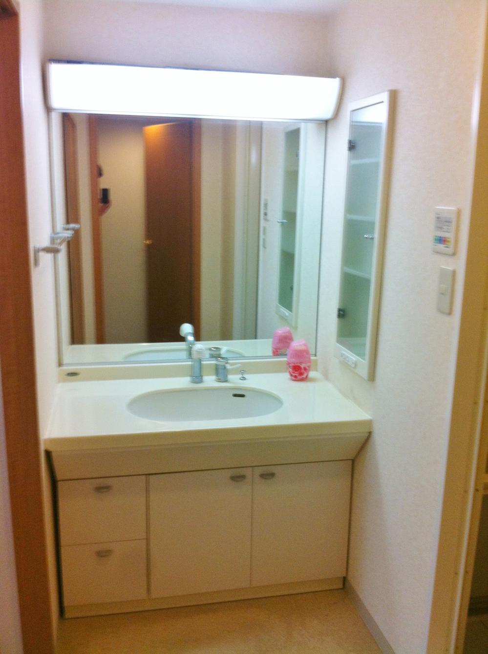 Wash basin, toilet. Interior