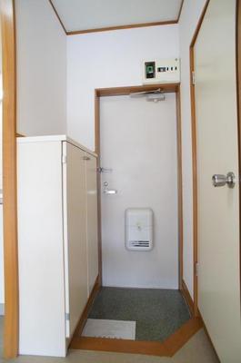 Entrance. ☆ With a shoe box