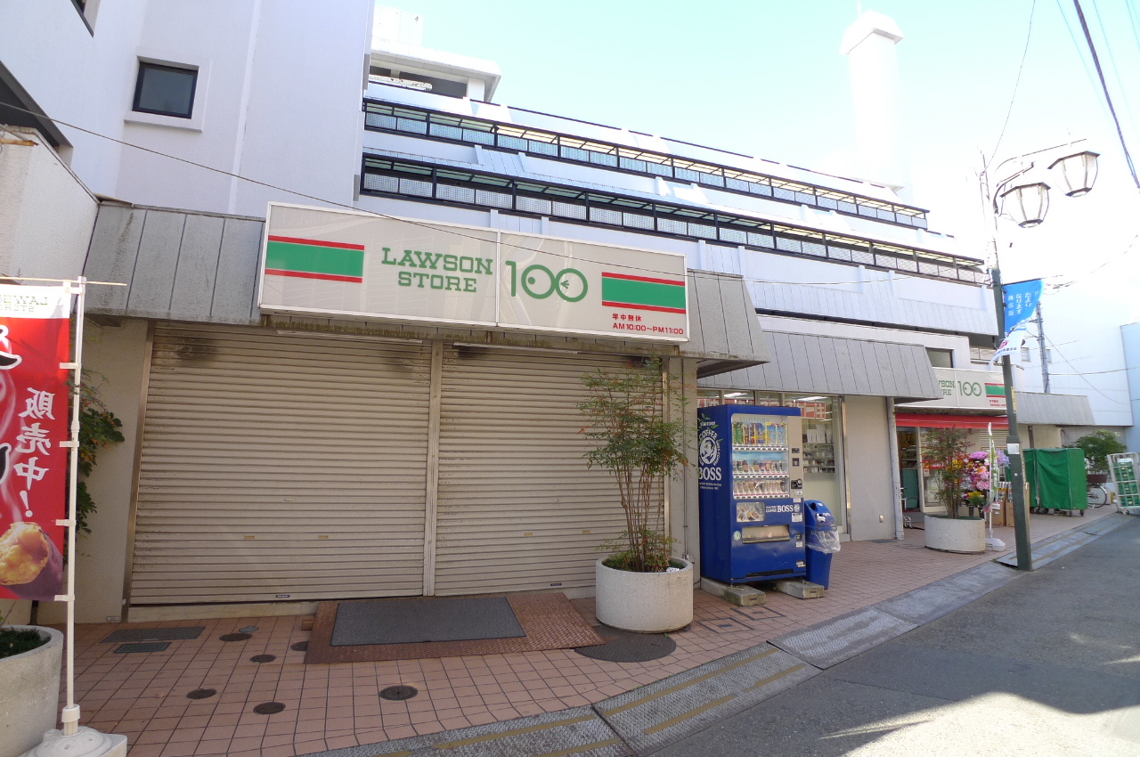 Convenience store. STORE100 Higashimatsubara store up (convenience store) 221m