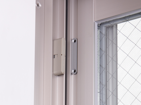 Security.  [Automatic report opening and closing sensor] Entrance door of all dwelling units ・ Installing the sensor in the window (except for the FIX window). An alarm sounds and to sense an abnormal, Control room ・ Problem automatically to the security company.