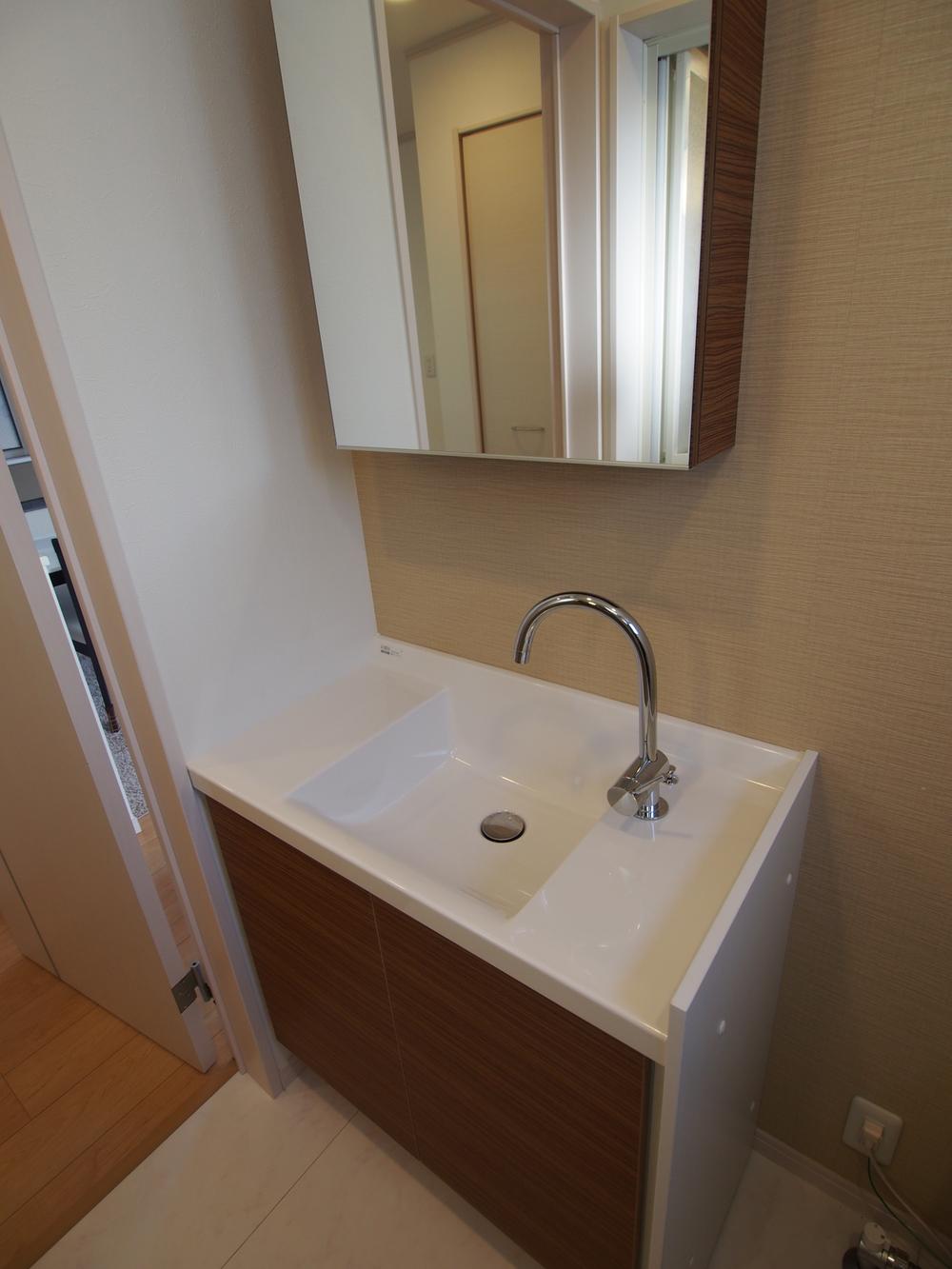 Wash basin, toilet. Indoor (12 May 2013) Shooting