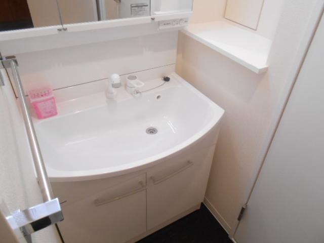 Wash basin, toilet. Day God duo stage Kamikitazawa