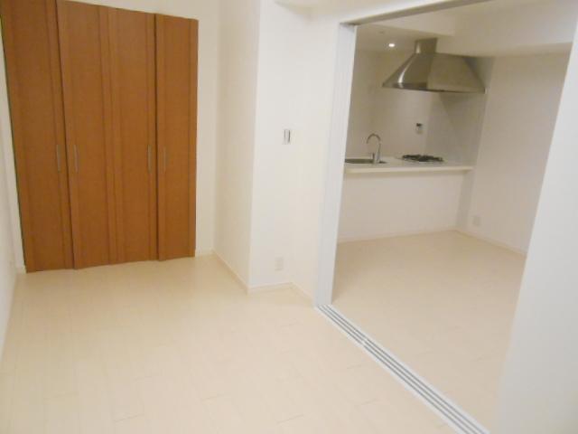 Non-living room. Day God duo stage Kamikitazawa