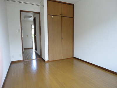 Other room space. There is also a closet! !