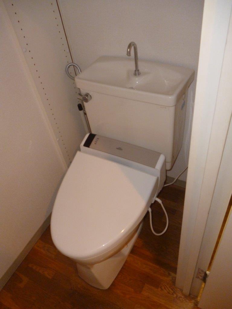 Toilet. Indoor (10 May 2013) Shooting