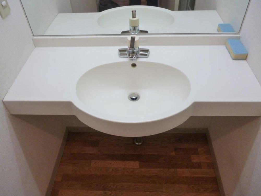 Wash basin, toilet. Indoor (10 May 2013) Shooting