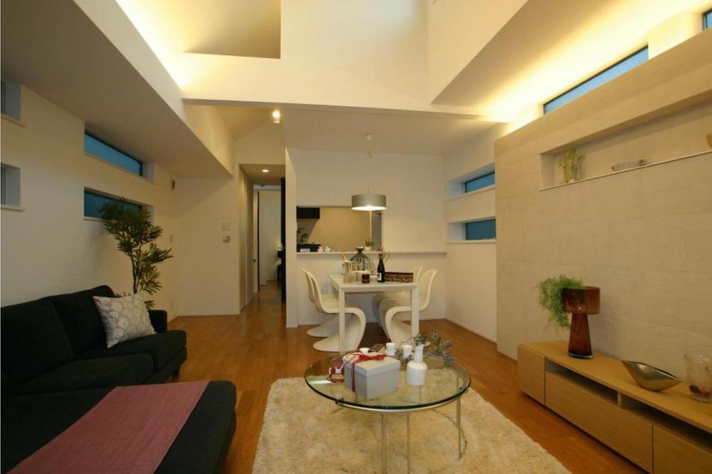 Living. Many window, It is a bright room.