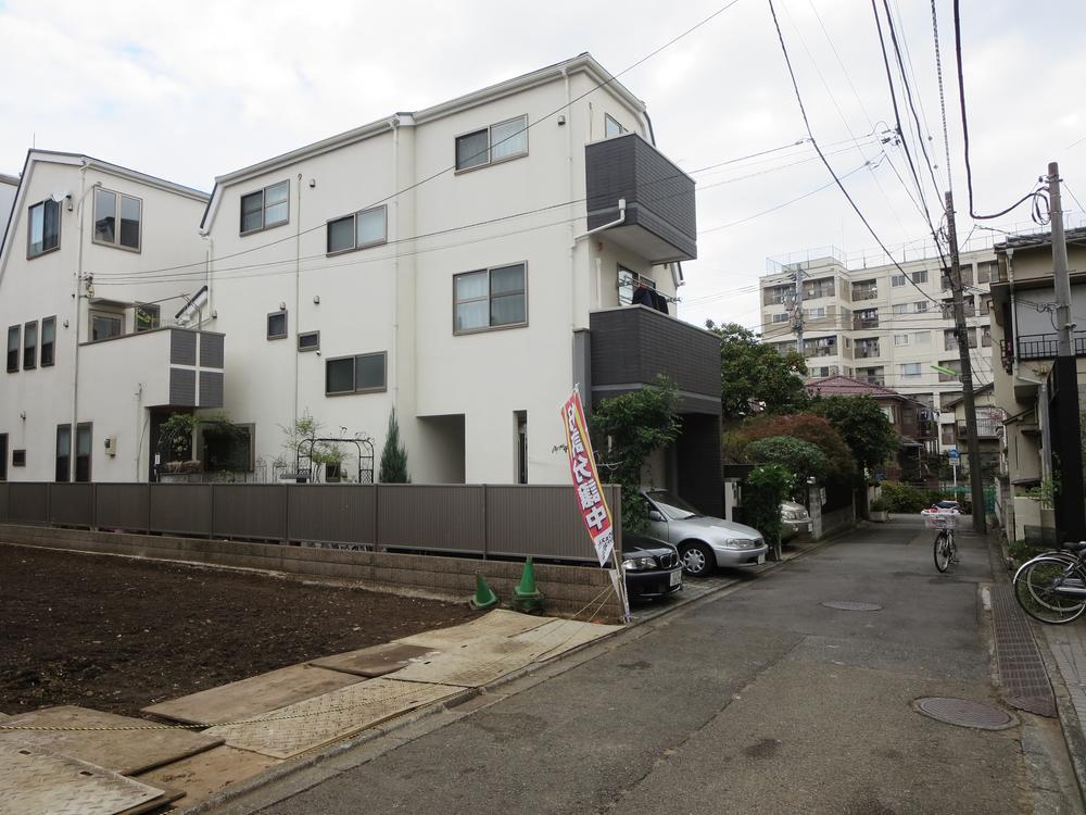 Local photos, including front road. Local (11 May 2013) Shooting