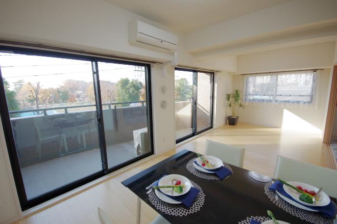Living. Corresponding to the flat-35S / Immediate Available / Super close / Bathroom Dryer / Corner dwelling unit / Yang per good / All room storage / Flat to the station / LDK15 tatami mats or more / Face-to-face kitchen / Security enhancement / Self-propelled parking / Wide balcony / Double-glazing / Bicycle-parking space / Elevator / High speed Internet correspondence / TV monitor interphone / Ventilation good / Dish washing dryer / Pets Negotiable / BS ・ CS ・ CATV / Maintained sidewalk / Delivery Box / Bike shelter