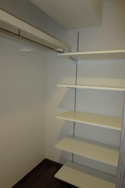 Receipt. Spacious Western-style storage space