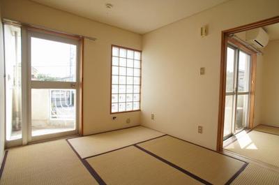 Living and room. ☆ Bright room!