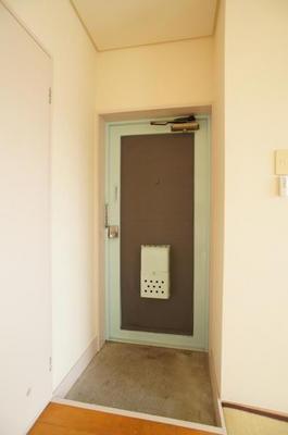 Entrance. ☆ There door chain on the front door