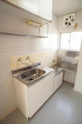 Kitchen. ☆ Two-burner gas stove can be installed