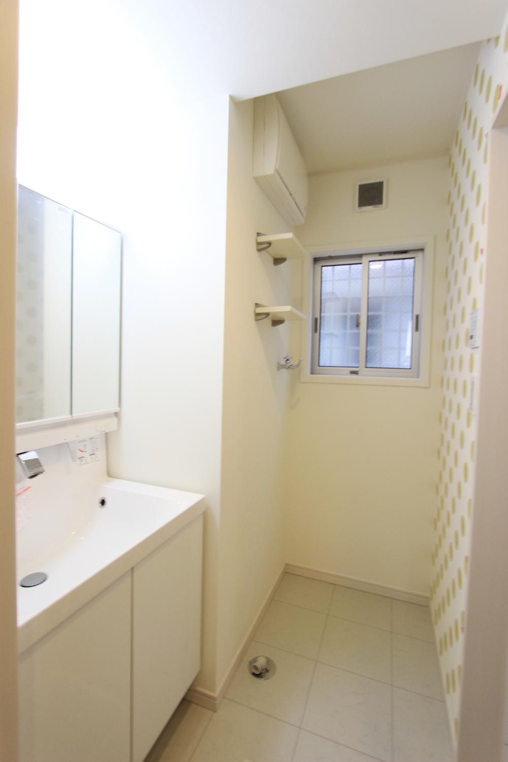 Wash basin, toilet. It has also been installed of a little shelf in the washroom! 