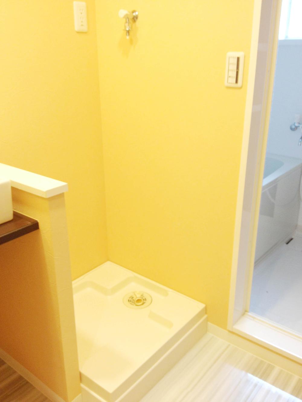 Wash basin, toilet. Room (August 2013) Shooting