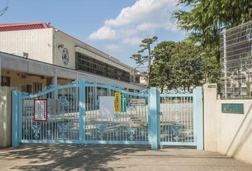 Other. Soshigaya elementary school (photo ・ An 8-minute walk), Tsukato elementary school (a 12-minute walk), Yasunari kindergarten (walk 5 ~ 6 minutes), Incus nursery (walk 6 ~ 8 minutes), etc., Close to a number of educational facilities and public facilities, Big ・ Healthy living environment that small of the park are complete. 