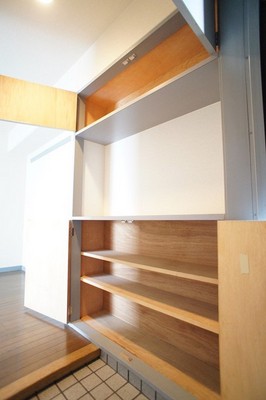 Entrance. Convenient shoes cloak ☆ 