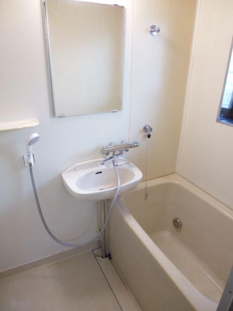 Bath. Bath that can ventilation with windows