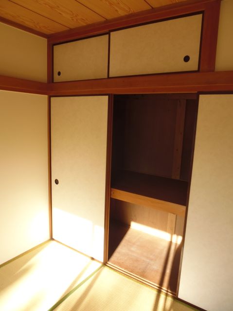 Receipt. In housed plenty of upper closet with