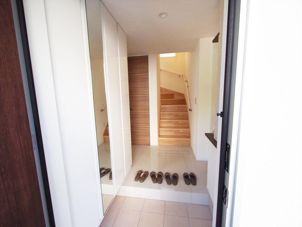 Entrance. Entrance (B Building)