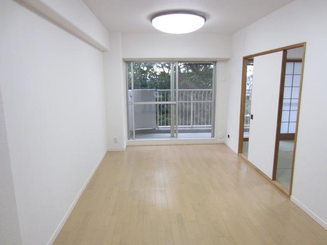 Non-living room. Indoor (12 May 2013) Shooting