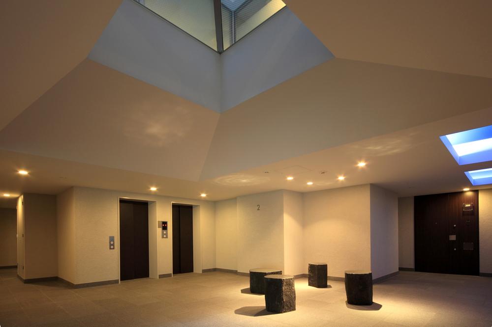 Other common areas. An inner corridor, such as the shared corridor hotel. While the consideration of Puribashi, There is a vaulted ceiling in some places, There is also a feeling of freedom.
