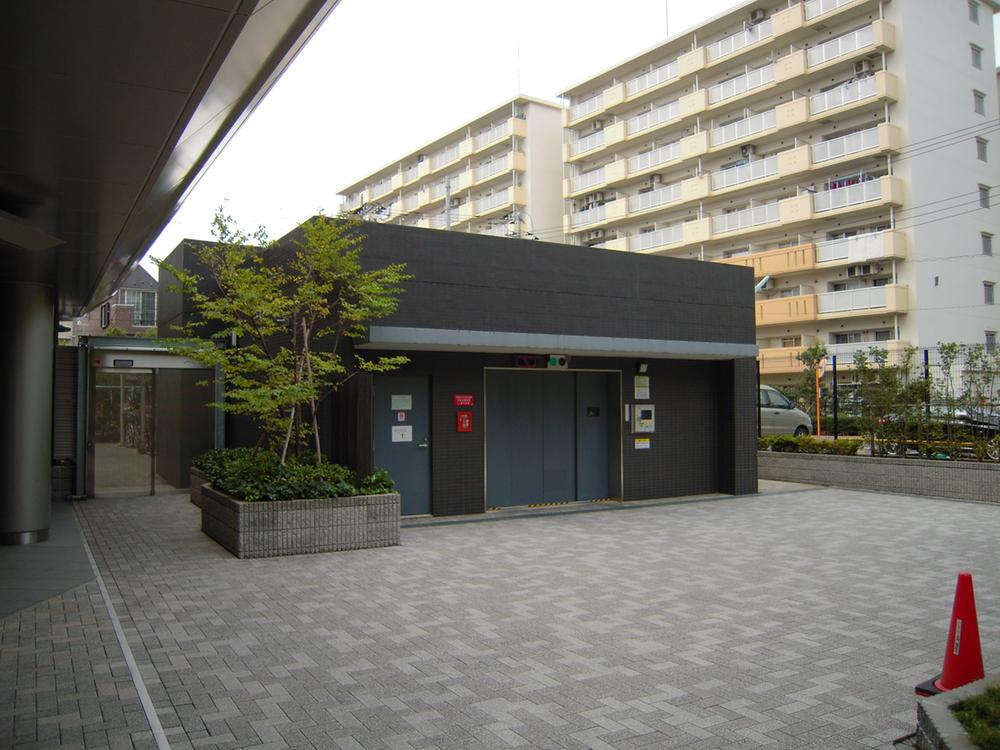 Parking lot. Mechanical underground parking is provided with ahead of the driveway. When goods issue, You can have a car of the call from the entrance side of the waiting room.